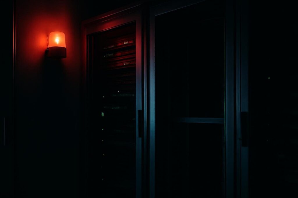 Serverruimte met een rood waarschuwingslicht bij een offline website